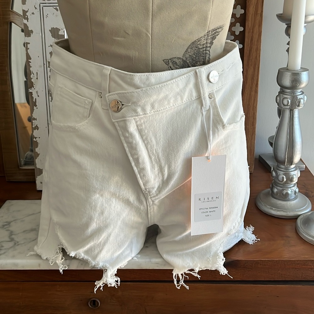 White Risen Crossover Distressed Shorts size Large